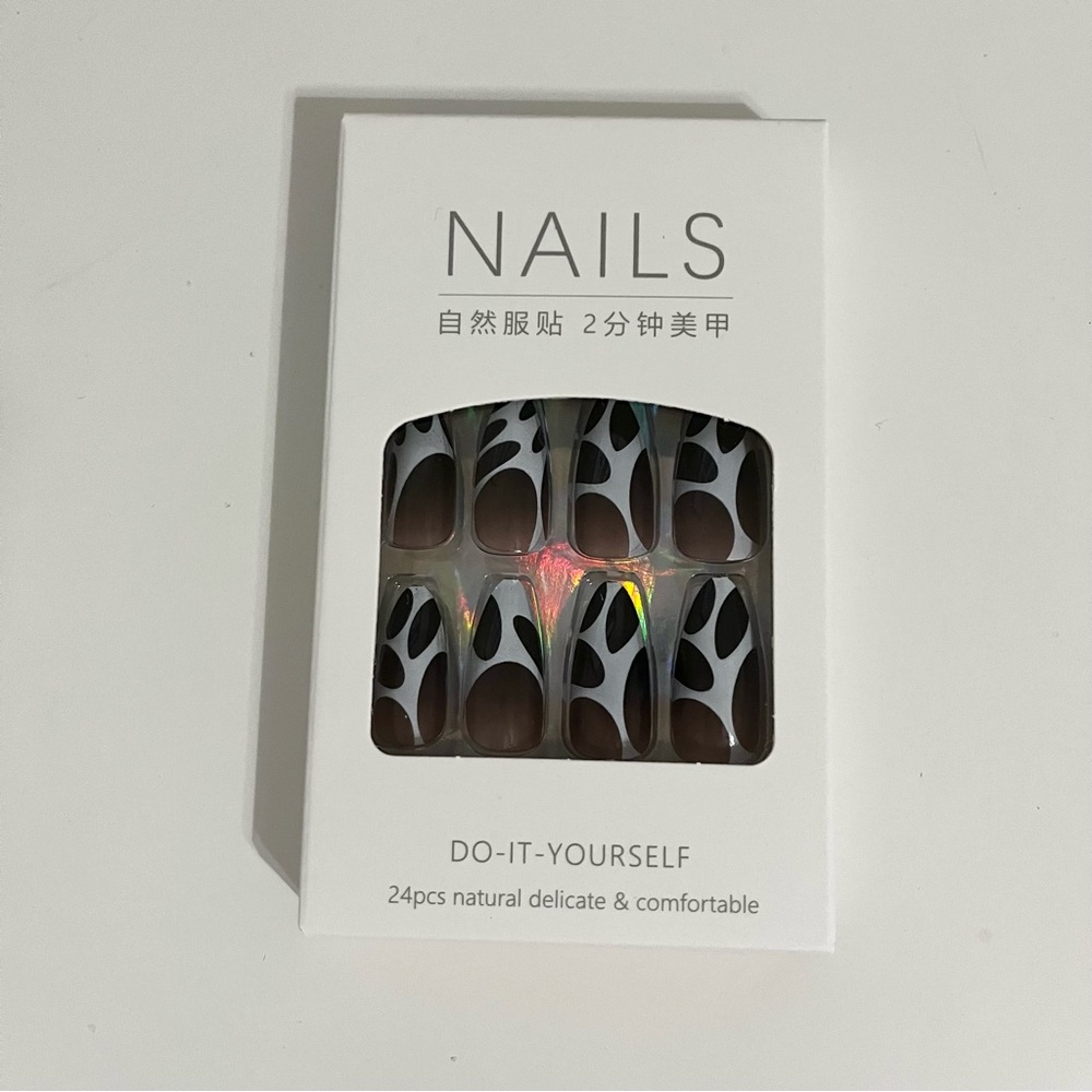 NIB Press On Nails 24 Pc Black White Pattern